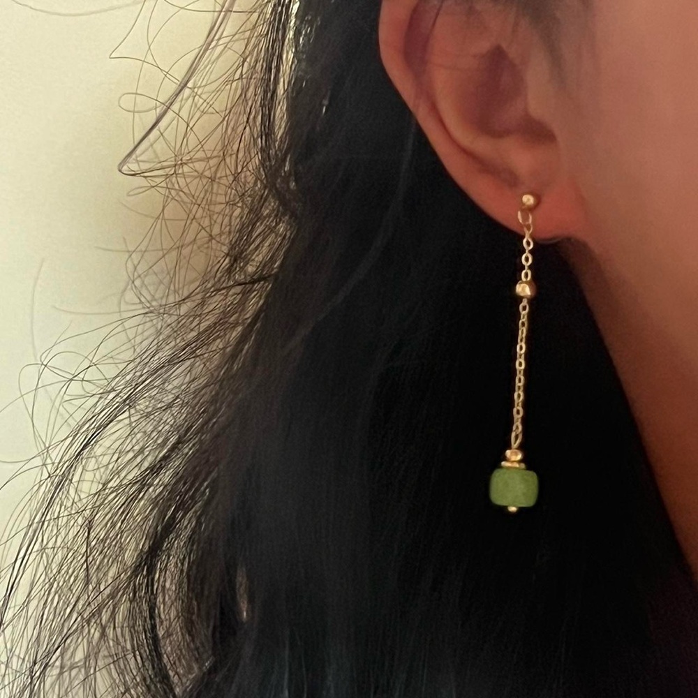 Elegant green dangle gold earrings